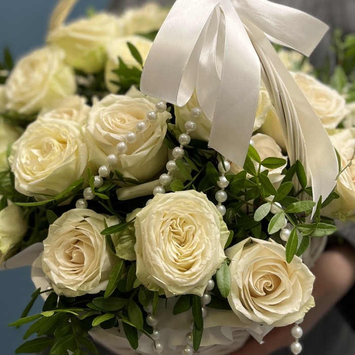 Корзина белых роз на Жемчужную свадьбу