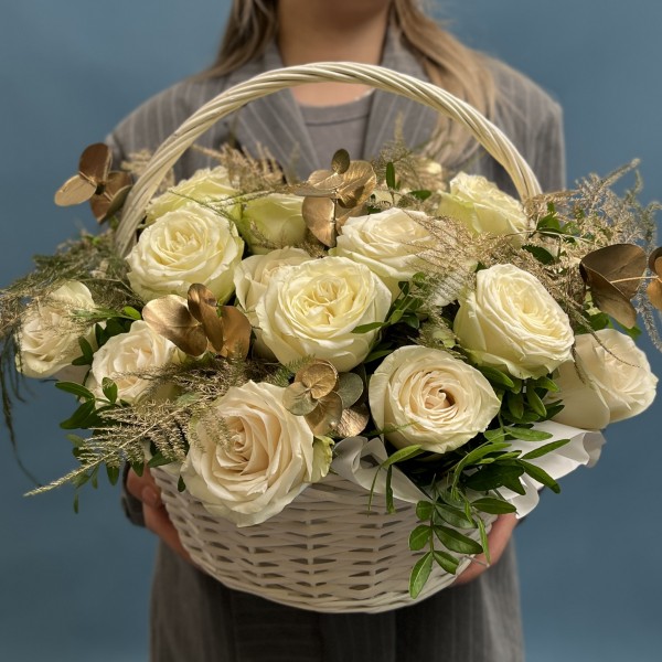 Корзина роз на золотую свадьбу