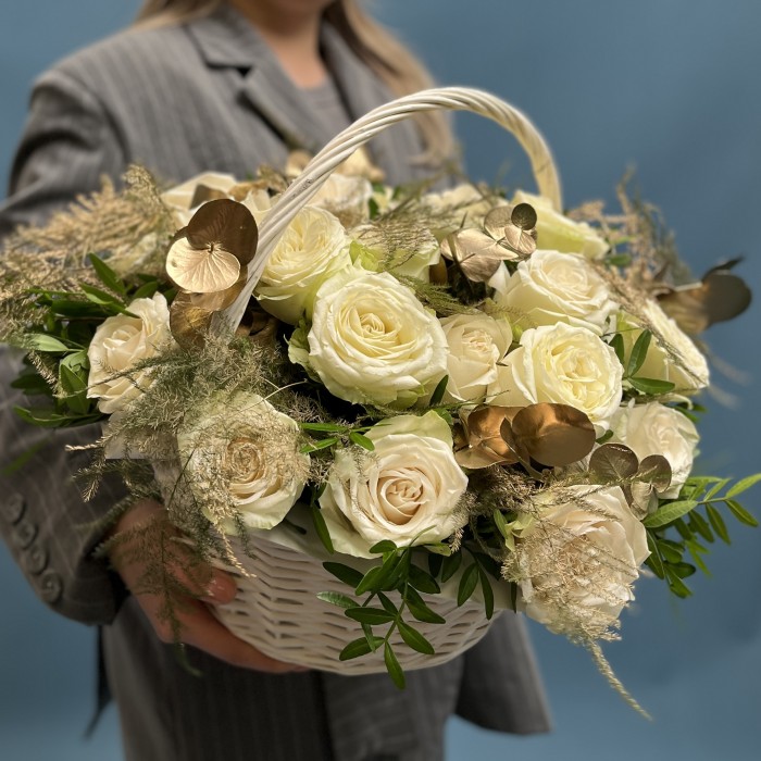 Корзина роз на золотую свадьбу