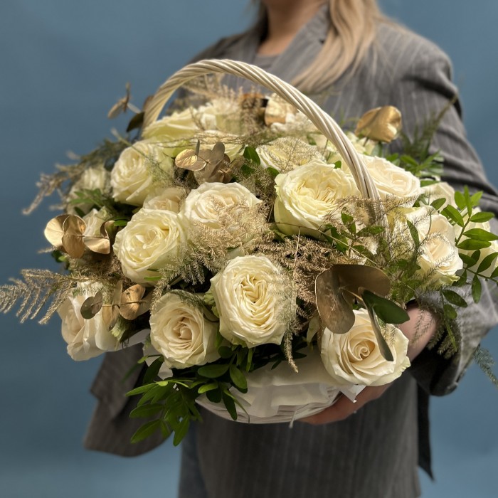 Корзина роз на золотую свадьбу