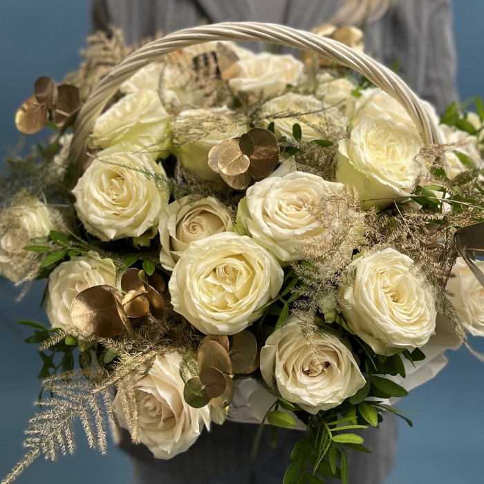 Корзина роз на золотую свадьбу