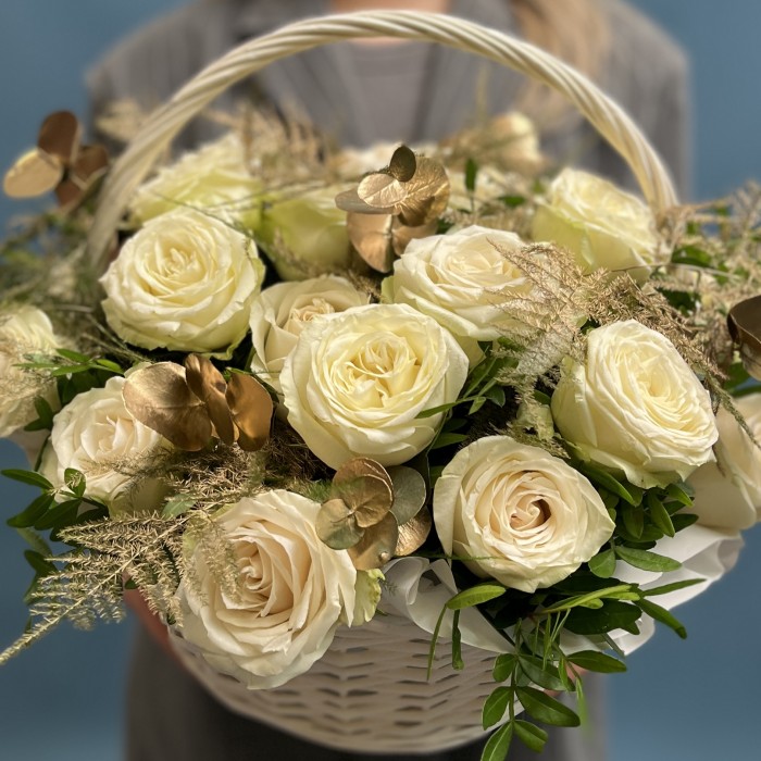 Корзина роз на золотую свадьбу