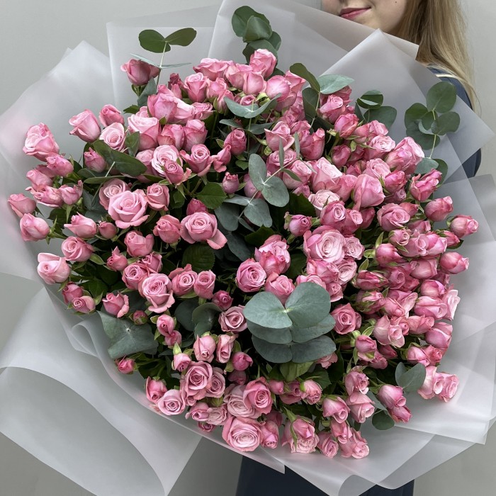 35 розовых кустовых роз Бердс Нест 60 см с эвкалиптом