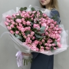 35 розовых кустовых роз Бердс Нест 60 см с эвкалиптом