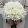 Букет невесты из 35 белых гвоздик