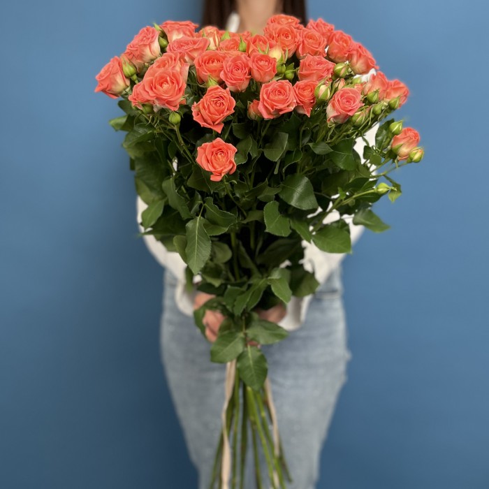 11 кустовых оранжевых роз Чарминг Бейб 80 см