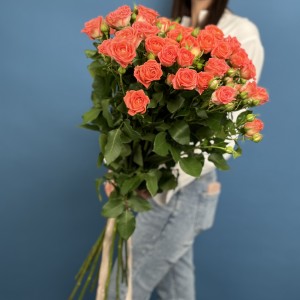 11 кустовых оранжевых роз Чарминг Бейб 70 см