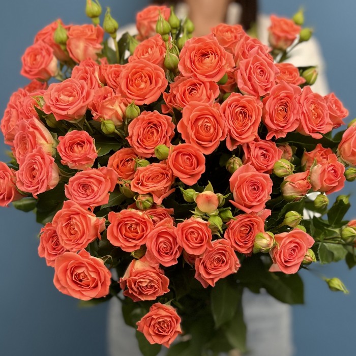 11 кустовых оранжевых роз Чарминг Бейб 80 см