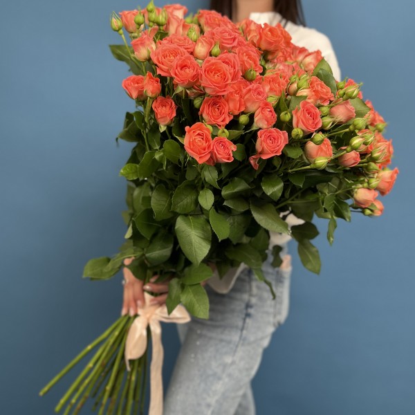 15 кустовых оранжевых роз Чарминг Бейб 80 см