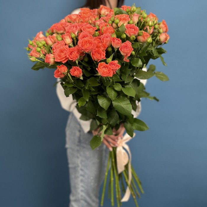 15 кустовых оранжевых роз Чарминг Бейб 70 см