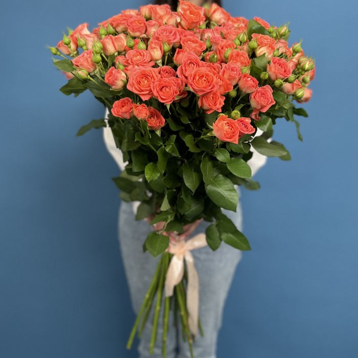 15 кустовых оранжевых роз Чарминг Бейб 70 см