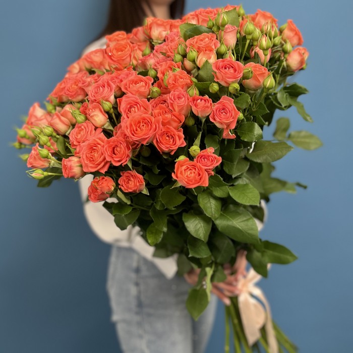 15 кустовых оранжевых роз Чарминг Бейб 70 см