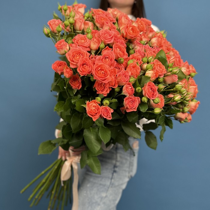 15 кустовых оранжевых роз Чарминг Бейб 70 см