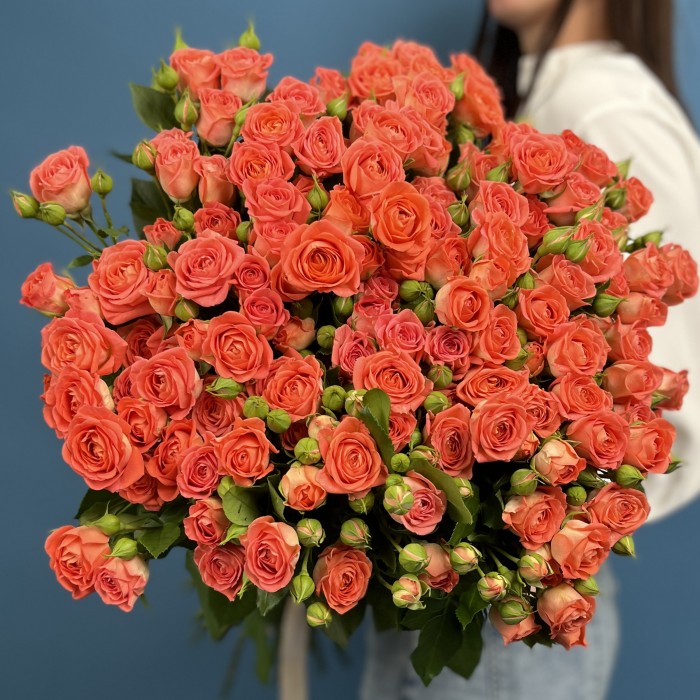 15 кустовых оранжевых роз Чарминг Бейб 70 см
