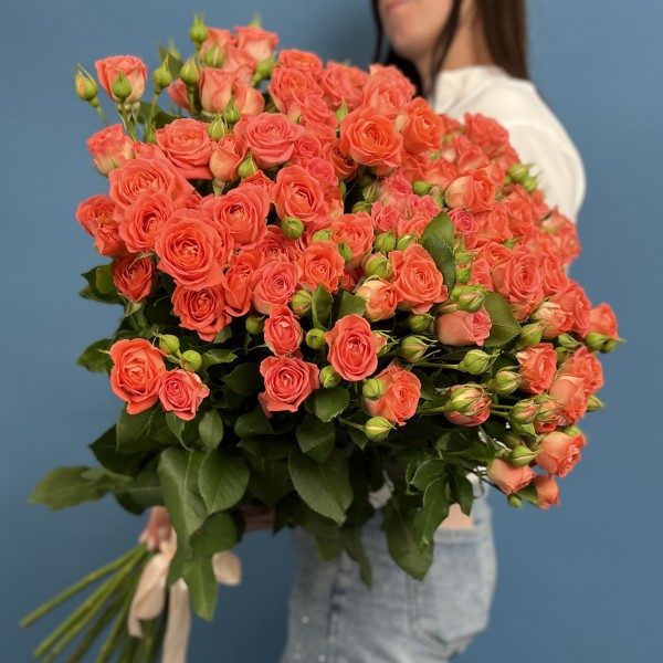 15 кустовых оранжевых роз Чарминг Бейб 70 см