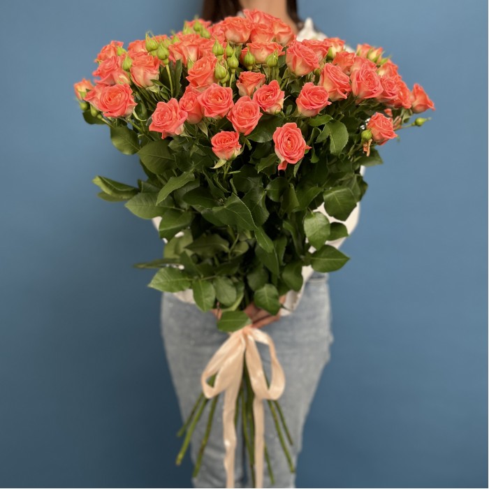 25 кустовых оранжевых роз Чарминг Бейб 70 см