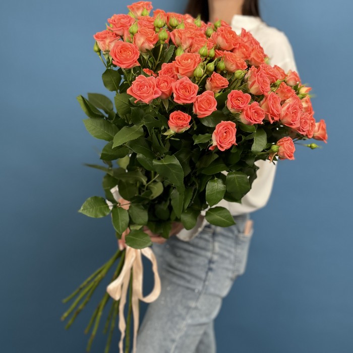 25 кустовых оранжевых роз Чарминг Бейб 70 см