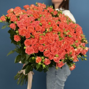 51 кустовая оранжевая роза Чарминг Бейб 80 см