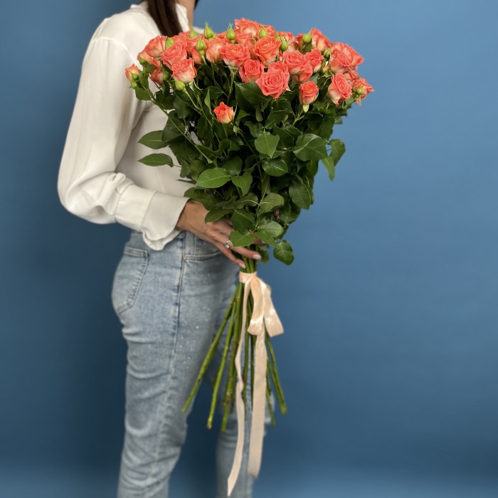 Кустовая оранжевая роза Чарминг Бейб 80 см