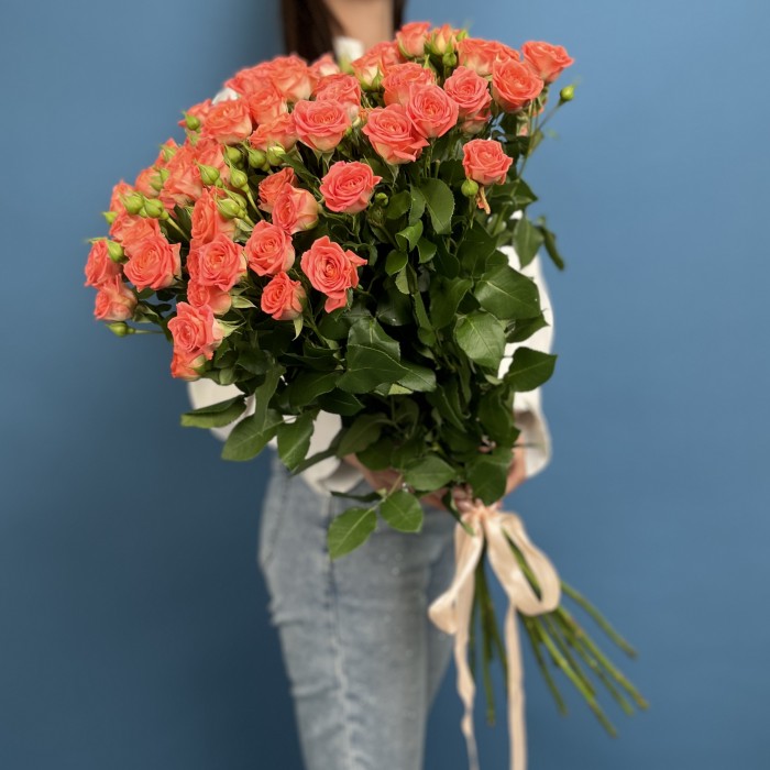 Кустовая оранжевая роза Чарминг Бейб 80 см