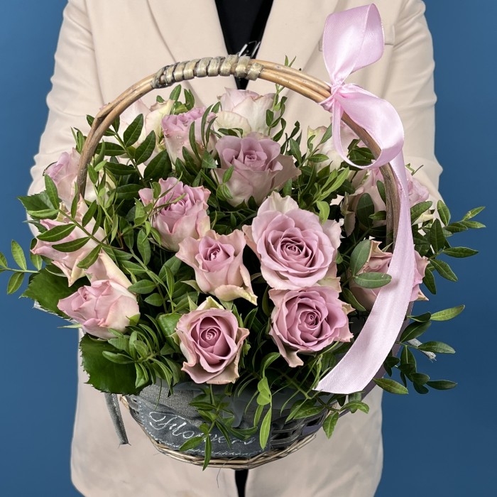 15 сиреневых роз Мемори Лейн в корзине