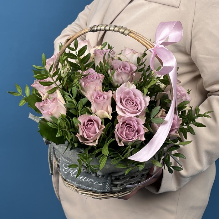 15 сиреневых роз Мемори Лейн в корзине