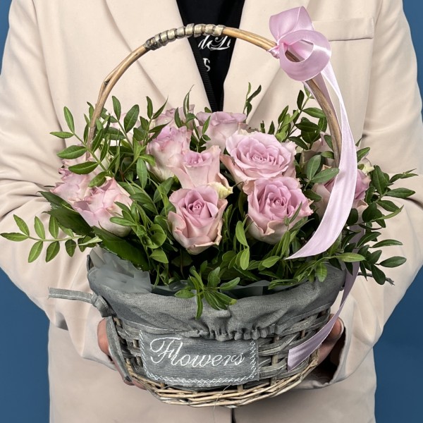 15 сиреневых роз Мемори Лейн в корзине