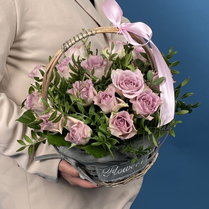 15 сиреневых роз Мемори Лейн в корзине