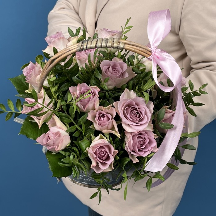 15 сиреневых роз Мемори Лейн в корзине