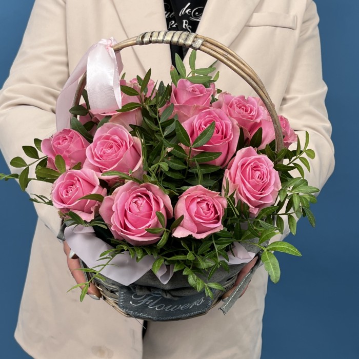 15 розовых роз Шугар Лав в корзине