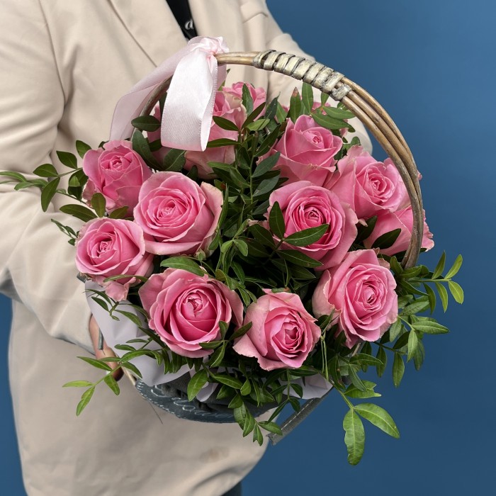 15 розовых роз Шугар Лав в корзине