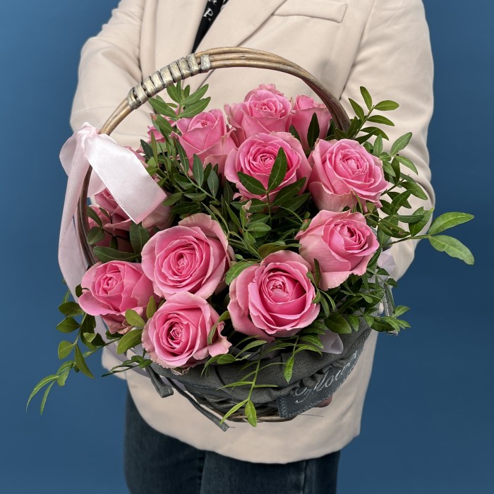 15 розовых роз Шугар Лав в корзине