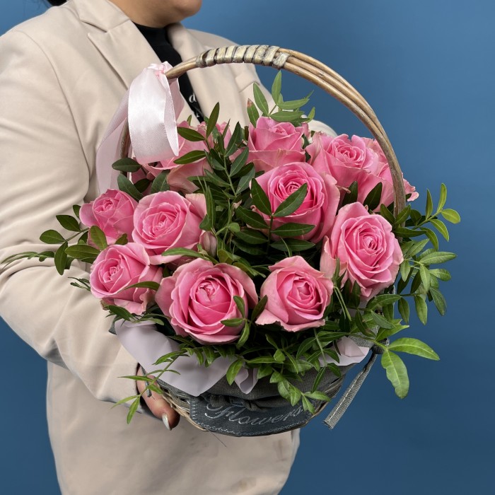 15 розовых роз Шугар Лав в корзине