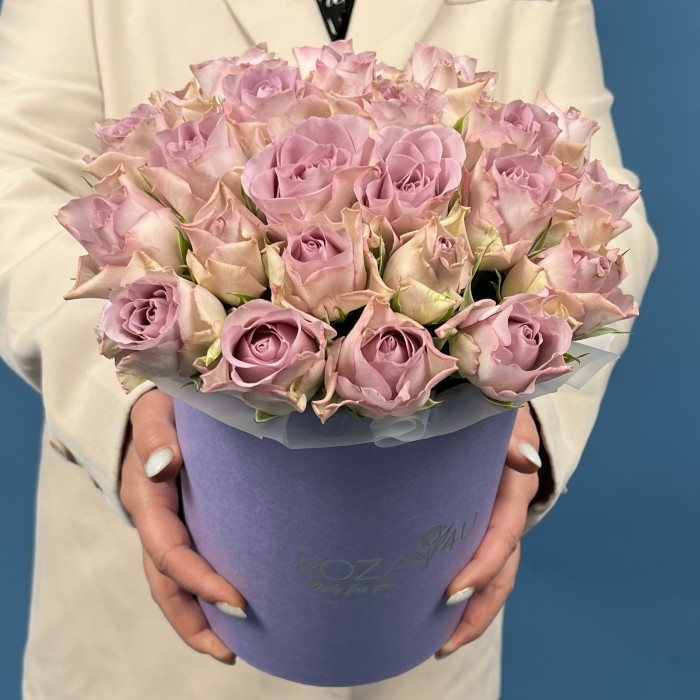 25 сиреневых роз Мемори Лейн в коробке