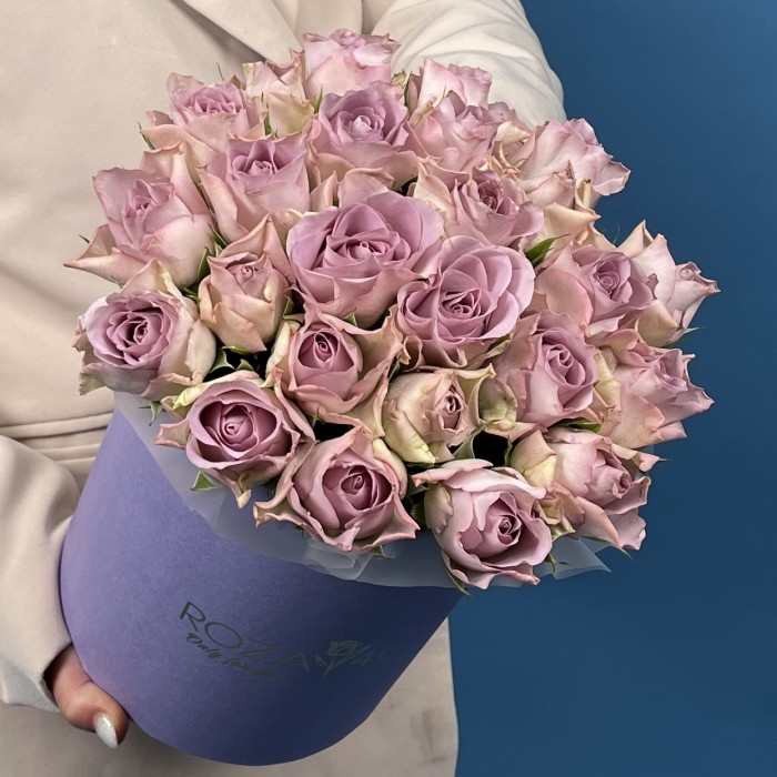25 сиреневых роз Мемори Лейн в коробке