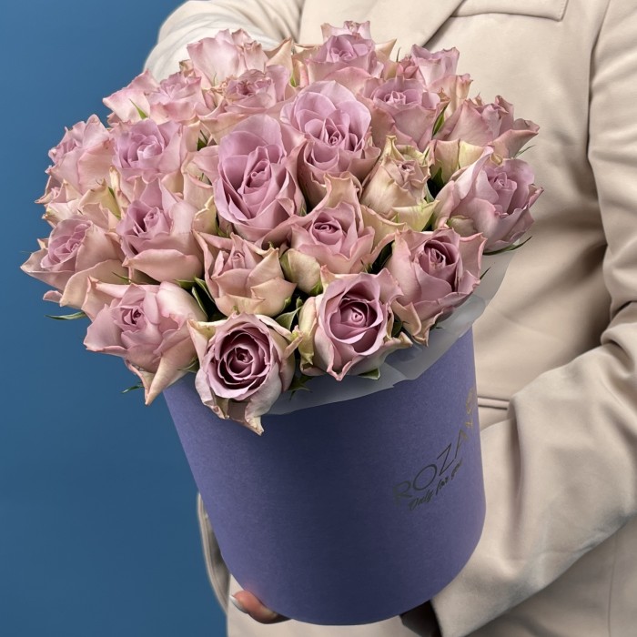 25 сиреневых роз Мемори Лейн в коробке