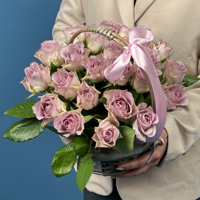 25 сиреневых роз Мемори Лейн в корзине