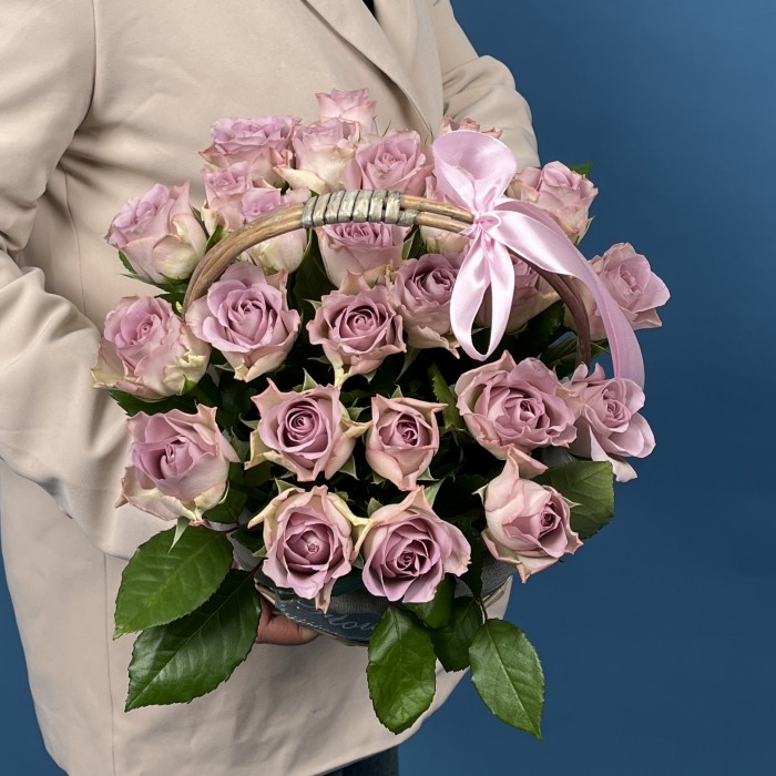 25 сиреневых роз Мемори Лейн в корзине