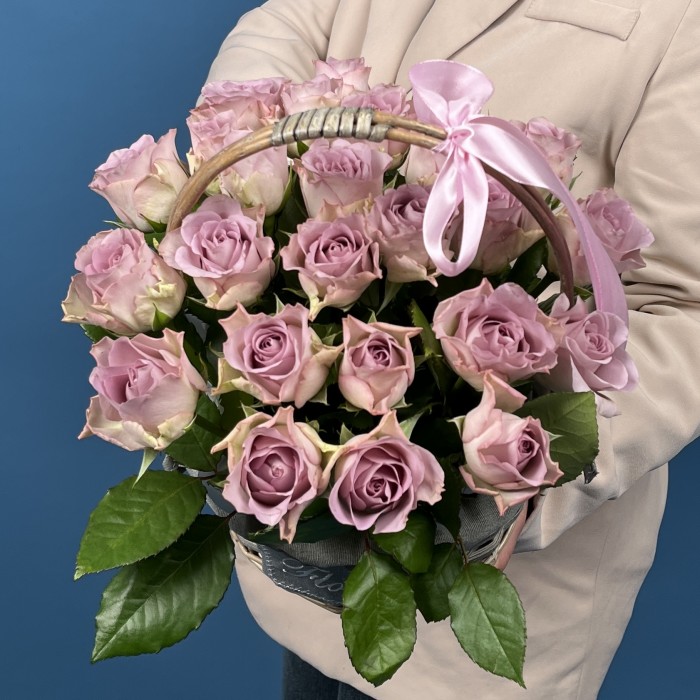 25 сиреневых роз Мемори Лейн в корзине