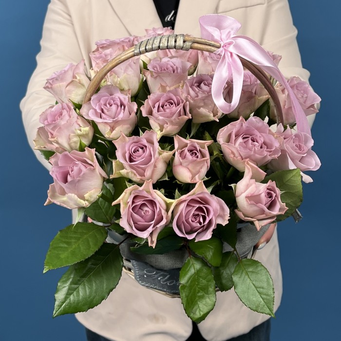 25 сиреневых роз Мемори Лейн в корзине
