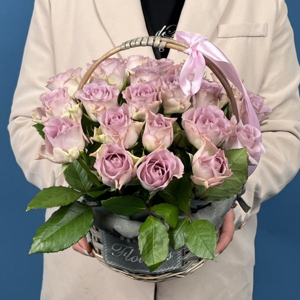 25 сиреневых роз Мемори Лейн в корзине