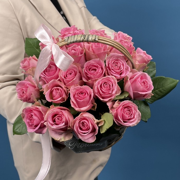 25 розовых роз Шугар Лав в корзине