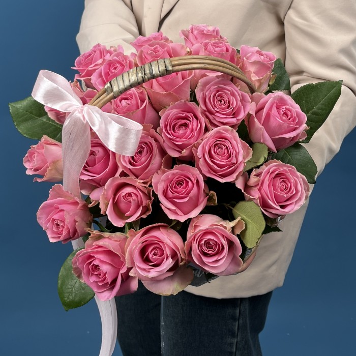 25 розовых роз Шугар Лав в корзине