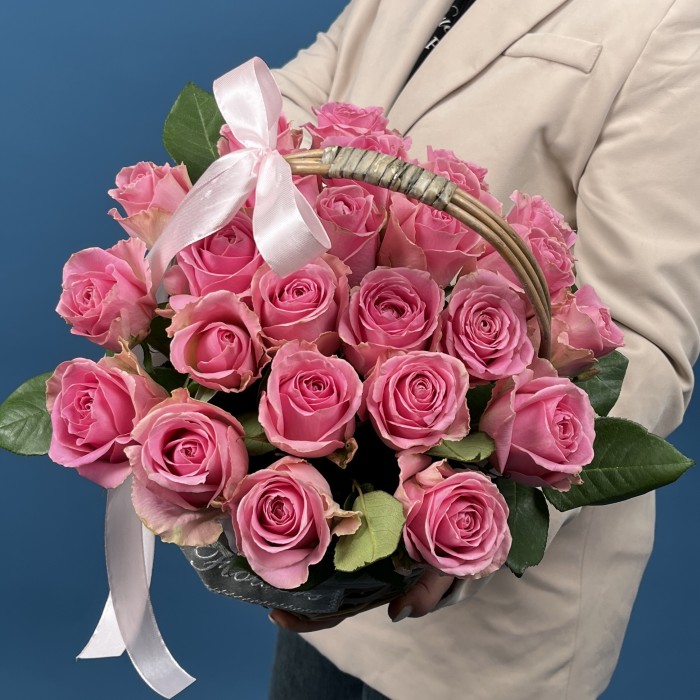 25 розовых роз Шугар Лав в корзине