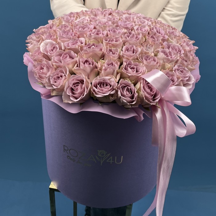 75 сиреневых роз Мемори Лейн в коробке