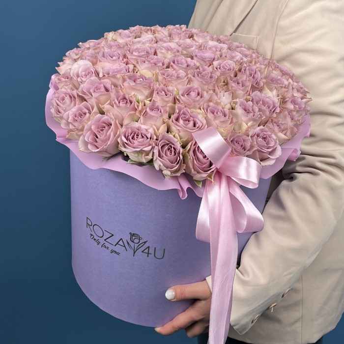 75 сиреневых роз Мемори Лейн в коробке