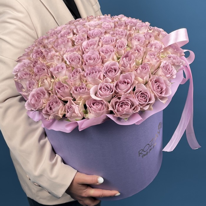 75 сиреневых роз Мемори Лейн в коробке