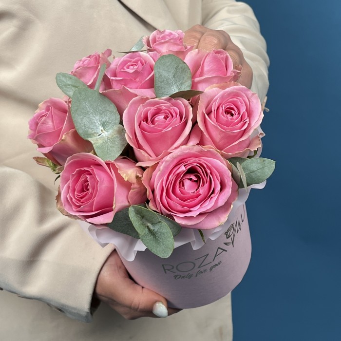 9 розовых роз Шугар Лав с эвкалиптом в коробке