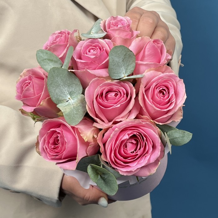 9 розовых роз Шугар Лав с эвкалиптом в коробке