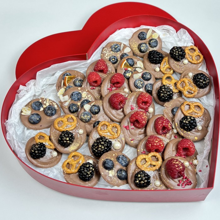 Большое сердце с шоколадом и ягодами